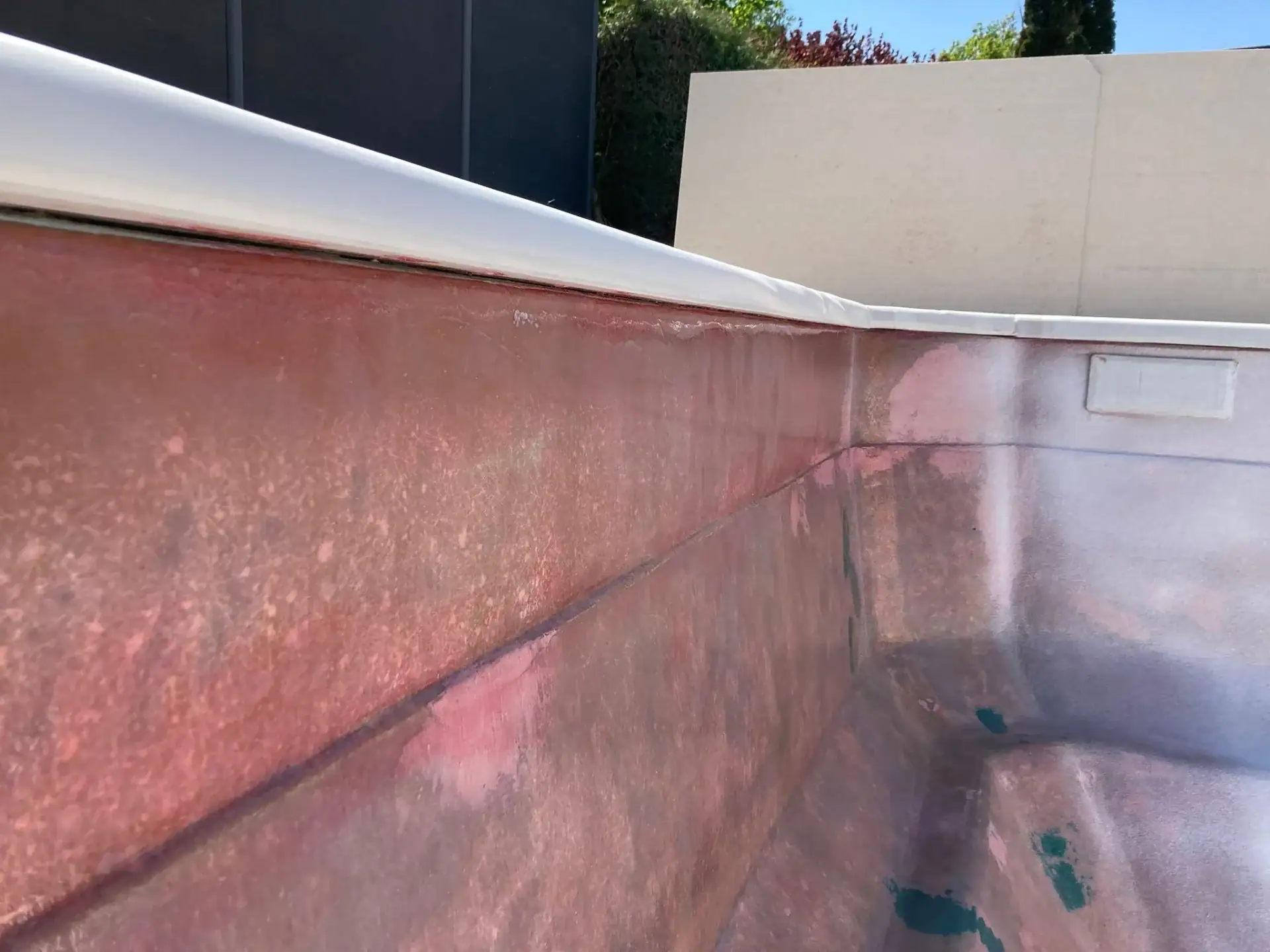 Piscine poncée, prête pour l'application d'un revêtement EcoFinish.