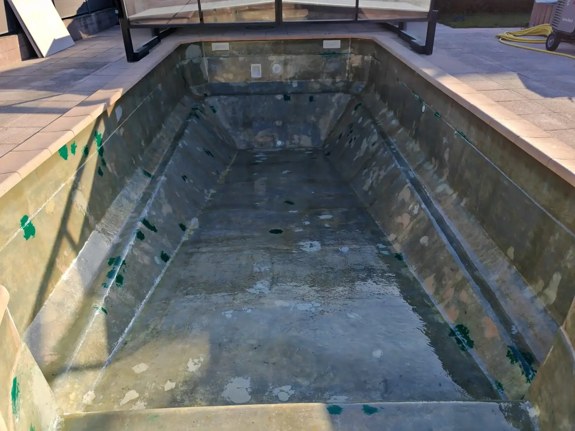 Pochette de piscine vide et en cours de rénovation, prête à être équipée d'un revêtement EcoFinish