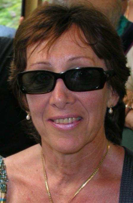 - Visage souriant d'une femme âgée portant des lunettes de soleil.