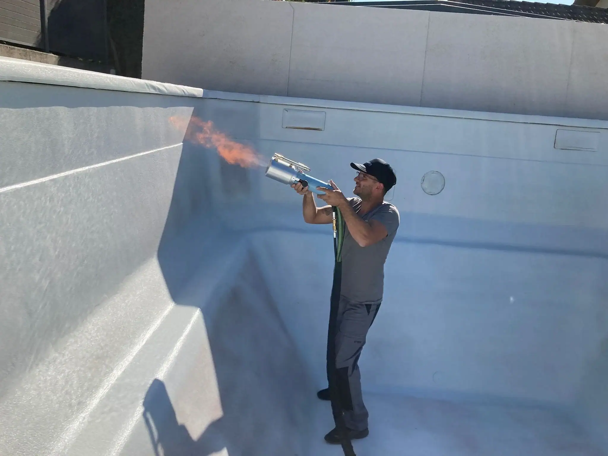 Utilisation d'un chalumeau lors de la rénovation d'une piscine avec Ecofinish