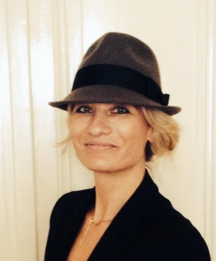 Chapeau stylé femme élégante, portrait mode.