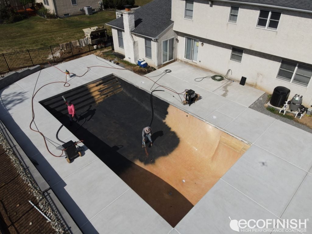 Revêtement de piscine en cours d'installation par SwissPool Liner.